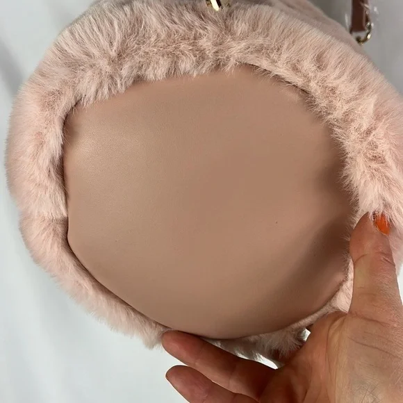 Street Level faux fur bucket bag in mauve - Picture 9 of 11